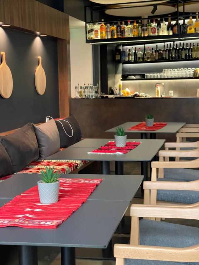 Etnomania Boutique Hotel พริสตีนา ภายนอก รูปภาพ